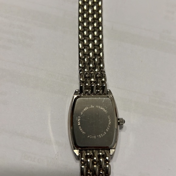 Quartz watch with shell background. - Picture 2 of 3